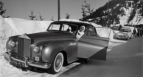 Brigitte Bardot a bordo de um Rolls-Royce no inverno de 66