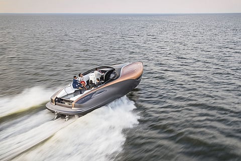 Lexus acelera sobre os mares