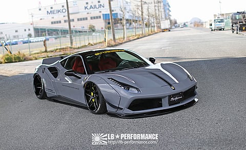 Liberty Walk transforma Ferrari 488 GTB numa máquina impressionante