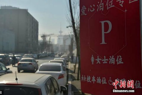 Cidade chinesa cria estacionamentos só para mulheres