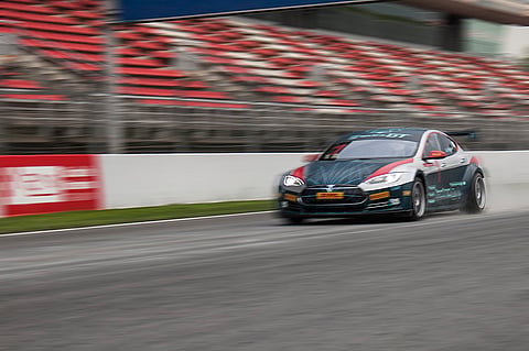 Tesla Model S P100D mostra credenciais de competição