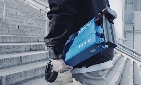 Hyundai IONIQ Scooter arruma-se na porta do carro