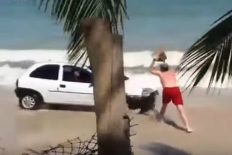 Condutor na praia parado por pai furioso