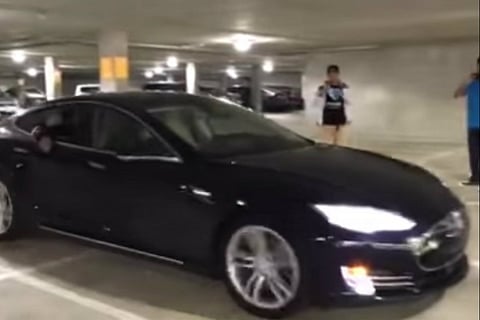 Estudantes controlam Tesla com o poder da mente