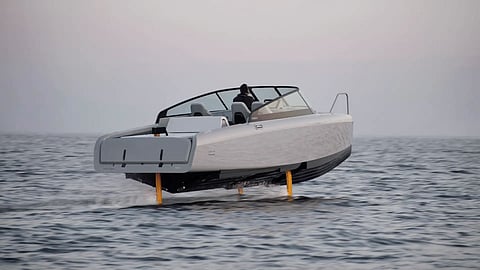 Barco hidrofólio elétrico Candela C-8 percorre 777 km em 24 horas