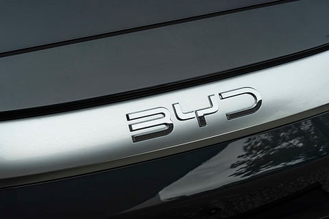 Obras de fábrica da BYD no Brasil paradas por “escravatura”