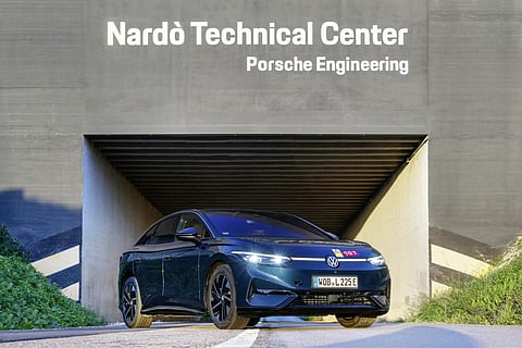 VW ID.7 Pro S percorre 941 quilómetros com uma carga