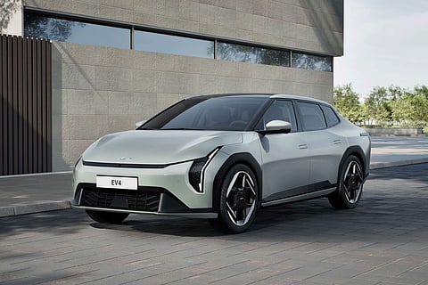 Kia mostra pela primeira vez o EV4 nas variantes sedan e hatchback