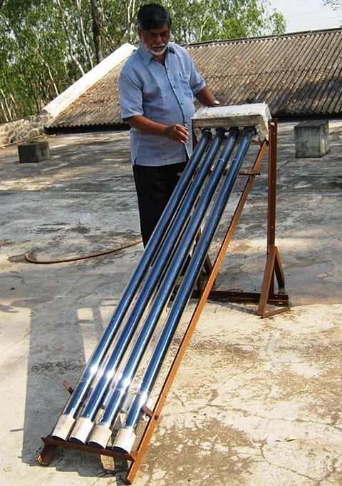 सोलर वाटर प्यूरीफायर दिखाते हुए अनिल राजवंशी