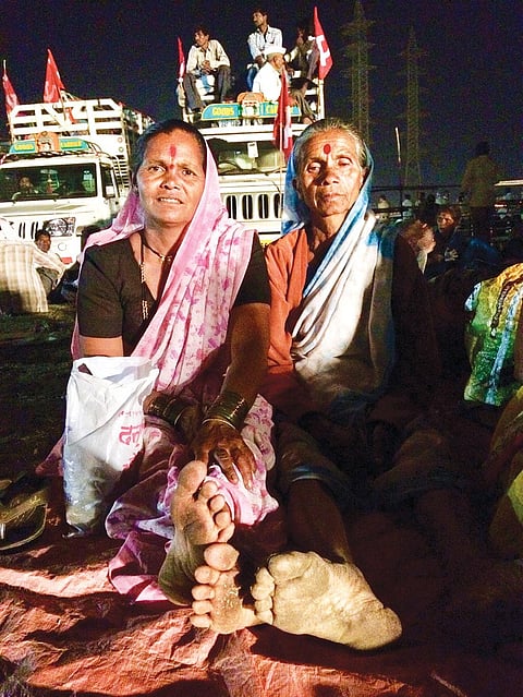 पारोबाई शंकर पवार (बाएं) और कलाबाई गुम्दे (दाएं) नासिक के परमोरी गांव से चलकर मुंबई पहुंचीं ताकि सरकार से उस जमीन का मालिकाना हक मांग सकें जिस पर वह बरसों से जुताई कर रही हैं (फोटो: निधि जम्वाल)