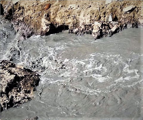 नदी में मिलता सीवेज; प्रतीकात्मक तस्वीर