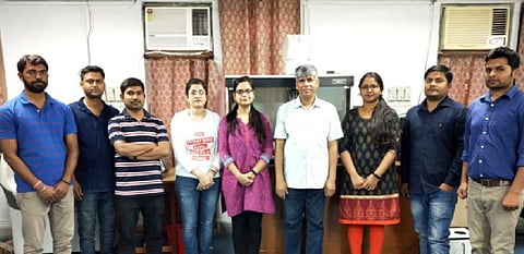 आईआईटी-बीएचयू में शोधकर्ताओं की टीम के साथ प्रोफेसर प्रलय मैती