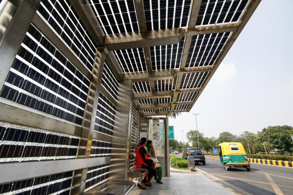 जापान को पीछे छोड़ सौर ऊर्जा उत्पादन के मामले में तीसरे स्थान पर भारत