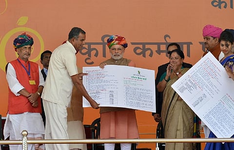 प्रधानमंत्री नरेंद्र मोदी ने फरवरी 2015 को सॉयल हेल्थ कार्ड लॉन्च किया था। फाइल फोटो साभार: pmindia.gov.in