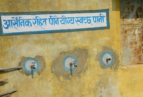 गांव में इस तरह के नल लगाकर लोगों को चेतावनी दी जा रही है। फोटो: अवधेश मलिक