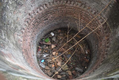 झारखंड में गिरिडीह ब्लॉक में स्थित बरकीटांड़ गांव का कुआं, जो पूरी तरह सूख चुका है। फोटो: ईशान कुकरेती