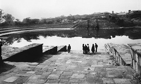 अर्द्ध चंद्राकार आकृति और सूर्य मंदिर से लगे तालाब सूरजकंड में पत्थरों की सीढ़ियां और बांध थे। यह तालाब अरावली की पहाड़ियों में हुई बरसात का पानी जमा करता था. (अरविन्द यादव / सीएसई)