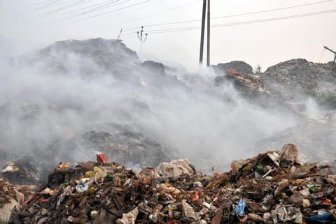उत्तर प्रदेश के कानपुर स्थित भाउपुर कूड़ा डंपिंग ग्राउंड में दिवाली के दिन से लगी आग अब तक नहीं बुझ पाई है। फोटो: पुनीत तिवारी