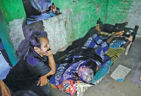 कुत्पाली गांव की 40 वर्षीय विधवा हरा प्रधान मानसिक रोग से ग्रस्त हैं। दो साल से उनके जननांग से रक्तस्रात हो रहा है। डॉक्टरों ने उनके भाई को बताया है कि वह कैंसर से पीिड़त हैं (फोटो: विकास चौधरी)