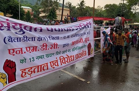 बैलाडीला खदान का ठेका अडानी एंटरप्राइजेज को दिए जाने के विरोध में आदिवासियों के प्रदर्शन का फाइल फोटो: मंगलम कुंजुम