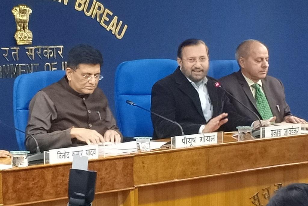 केंद्रीय मंत्रिमंडल बैठक में लिए गए फैसलों की जानकारी देते केंद्रीय पर्यावरण मंत्री प्रकाश जावड़ेकर और वित्त मंत्री पीयूष गोयल। फोटो: पीआईबी