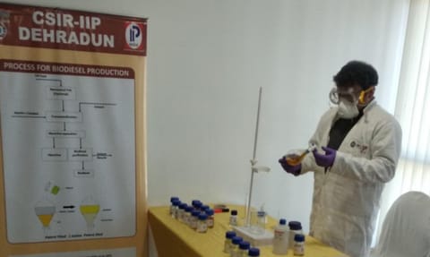 1. देहरादून में यूज्ड कुकिंग ऑयल से बायोडीजल बनाने का वैज्ञानिक प्रयोग का प्रदर्शन करते सीएसआईआर-आईआईपी के वैज्ञानिक। फोटो: त्रिलोचन भट्ट