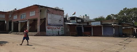 छत्तीसगढ़ के धमतरी इलाके में बंद पड़ी हाट, जहां आदिवासी अपने वन उत्पाद भेजने आते हैं। फोटो: पुरुषोत्तम ठाकुर