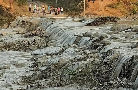 बांध टूटने के बाद राख से भरा पानी इस तरह बहने लगा। फोटो: मनीष चंद्र मिश्र