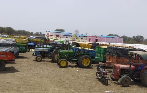 मध्यप्रदेश के विदिशा जिले में खरीदी केंद्र पर इंतजार करते रह गए 100 से अधिक किसान। फोटो: मनीष चंद्र मिश्र