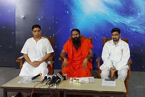 बाबा रामदेव आयुष मंत्रालय द्वारा कोरोनिल दवा को दी गई मंजूरी की जानकारी देते हुए। फोटो: twitter @yogrishiramdev