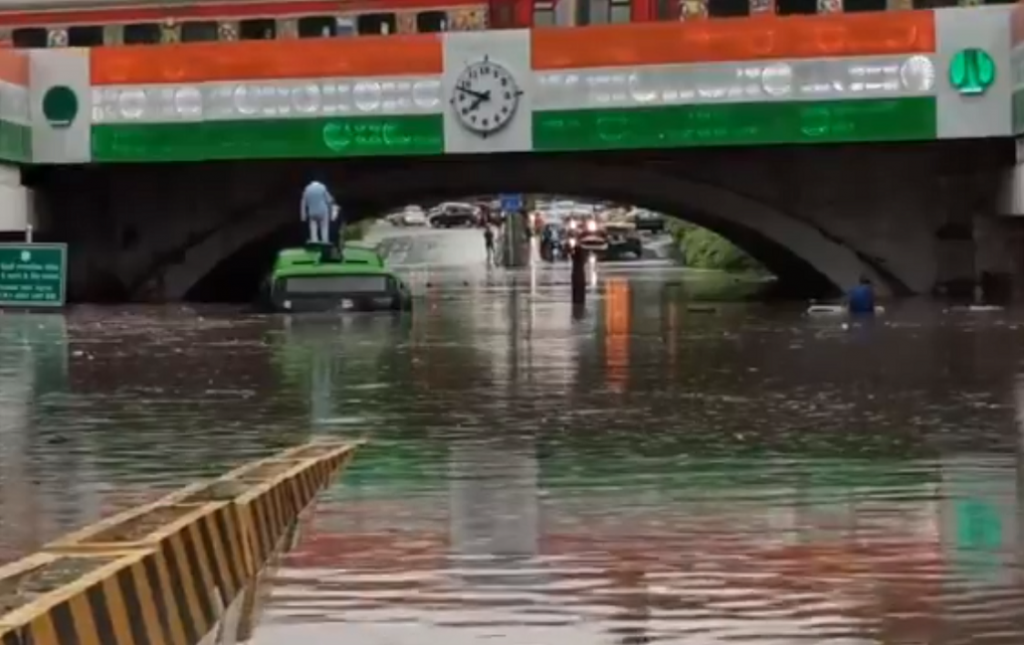राजधानी दिल्ली में 19 जुलाई को हुई भारी बारिश की वजह से मिंटो ब्रिज अंडर पास पर पानी भर गया, जिसमें एक बस डूब गई। फोटो: twitter.com/mohulsharmaa