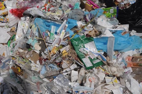 उत्तर प्रदेश के सरकारी व निजी अस्पताल बायो मेडिकल वेस्ट नियमों का पालन नहीं कर रहे हैं। फोटो: सीएसई