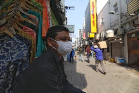 दिल्ली के खान मार्केट में ग्राहक का इंतजार एक दुकानदार। फोटो: विकास चौधरी