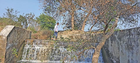 उत्तर प्रदेश के जिले जालौन के गांव हिम्मतपुरा में मनरेगा से बना चैक डेम। फोटो: भागीरथ