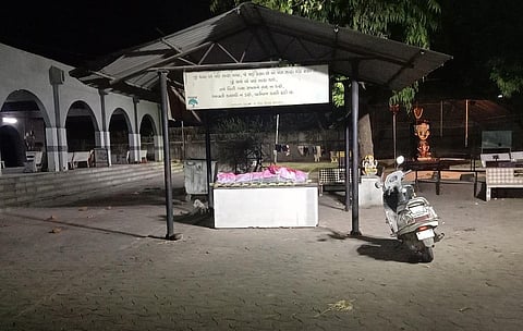 गुजरात के अहमदाबाद में जमालपुर सप्तऋषि शमशान घाट में वेटिंग में रखा गया शव