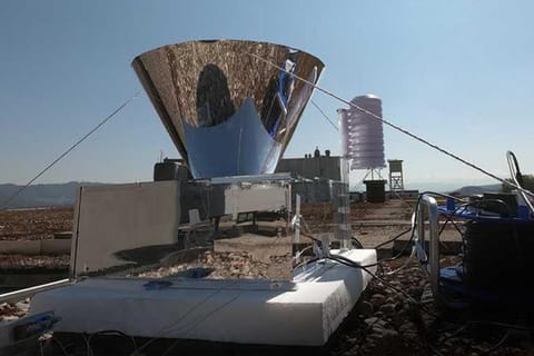 फोटो : ईटीएच, ज्यूरिख के ईटीएच भवन के ऊपर लगा नमी से पानी बनाने का उपकरण