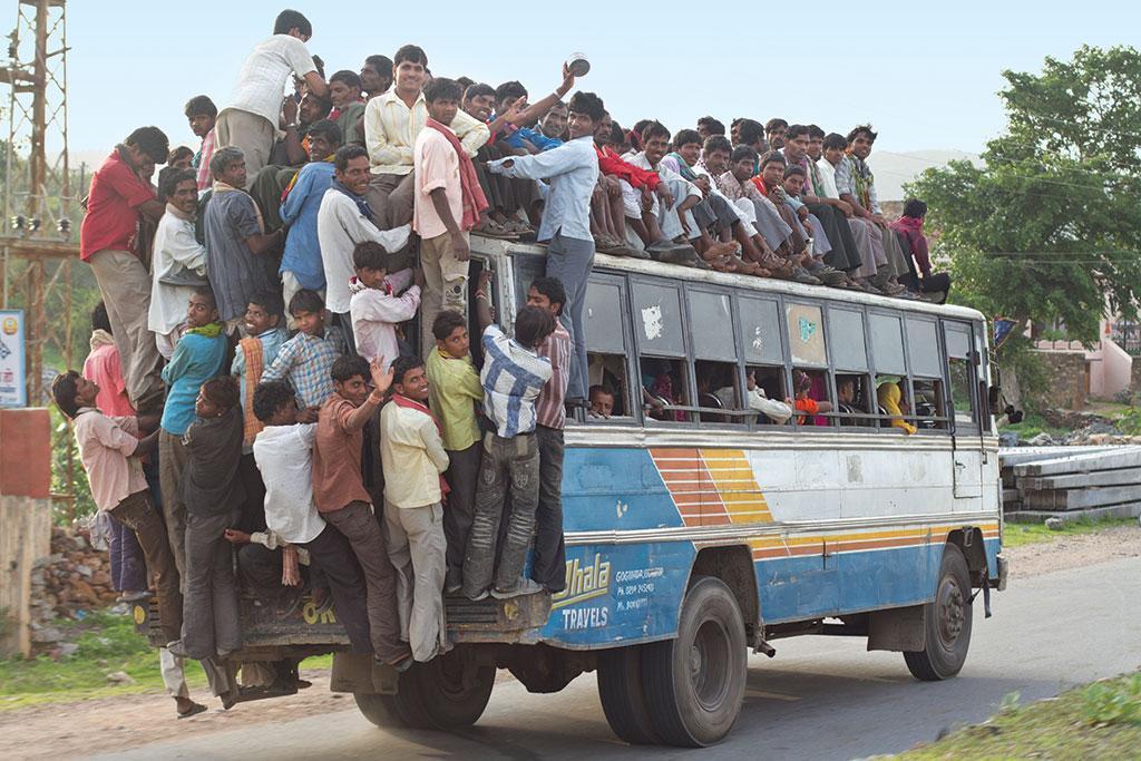 संसद में पूछे गए सवाल के जवाब में केंद्र ने दो बच्चों की नीति लाने की संभावना से इंकार किया। फोटो: सीएसई