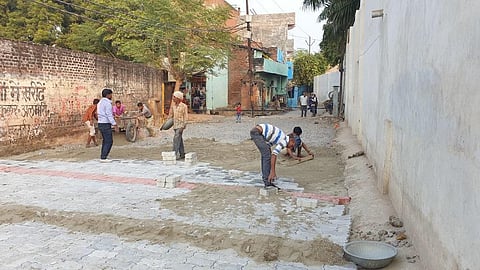 कानपुर में जीका वायरस संक्रमण फैलने के बाद प्रशासन की ओर से कॉलोनियों में गंदगी को दूर करने का प्रयास किया जा रहा है। फोटो: नीतू सिंह