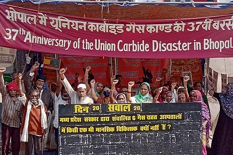 भोपाल गैस त्रासदी की 37वीं बरसी के मौके पर गैस पीड़ित रोजाना सरकार से एक सवाल पूछ रहे हैं फोटो साभार- रचना ढींगरा