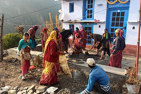 फोटो : दयानिधि, उत्तराखंड में चमोली जिले के ग्राम हाटकल्याणी में मनरेगा के तहत काम करते लोग