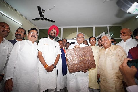 छत्तीसगढ़ के मुख्यमंत्री भूपेश बघेल बजट 2022-23 पेश करने पहुंचे तो उनके हाथों में गाय के गोबर का बना बैग था। फोटो : ट्विटर @bhupeshbaghel