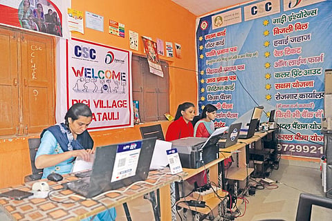 हरियाणा के सोनीपत के गांव दतौली में भारतनेट ब्रॉडबैंड सेवा के जरिए ग्रामीणों के काम हो रहे हैं (फोटो: मिधुन विजयन / सीएसई)