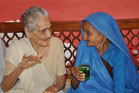 क्यों दूसरे कई जीवों से ज्यादा जीता है इंसान, वैज्ञानिकों ने खोजा रहस्य