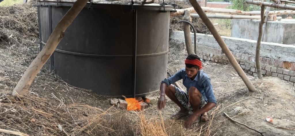 फोटो- बाराबंकी जिले में मेंथा की कटाई, पेराई करते किसान, अरविंद शुक्ला