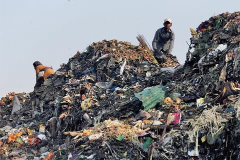 कचरे के बढ़ते पहाड़; प्रतीकात्मक तस्वीर