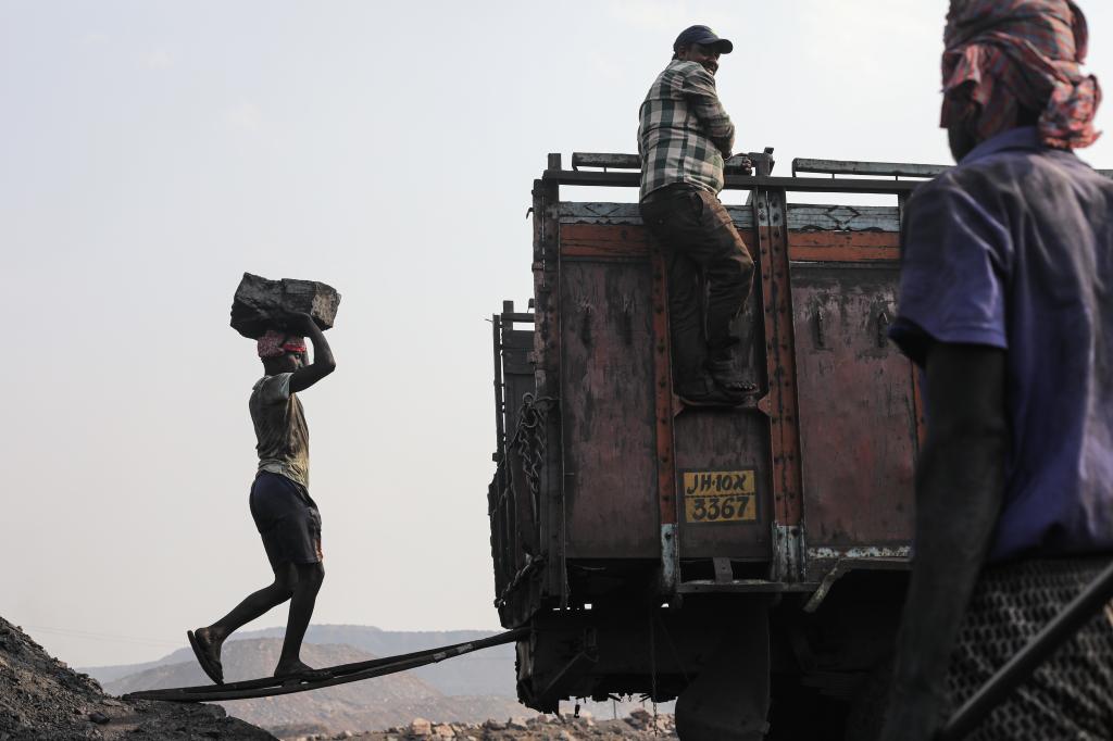 भारत में औसत मजदूर की साल भर की कमाई से ज्यादा चार घंटे में कमा लेता है एक सीईओ: ऑक्सफैम