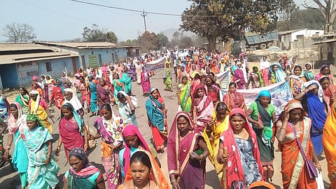 छत्तीसगढ़ के रायगढ़ जिले के 36 गांवों में रह रहे आदिवासी तीन दिन की पदयात्रा कर रहे हैं। फोटो: राजेश गुप्ता