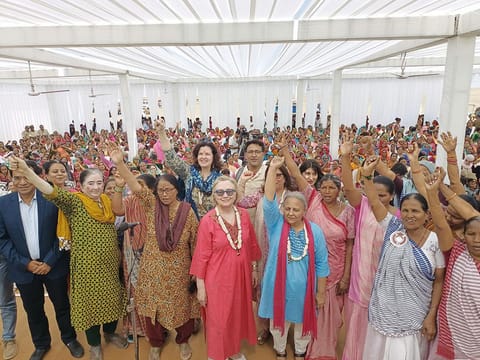 सेवा के पचास साल पूरा होने के अवसर पर अमेरिका की पूर्व विदेश मंत्री हिलैरी क्लिंटन के साथ समूह की महिलाएं (फोटो सौजन्य: सेवा स्वयं सहायता समूह)