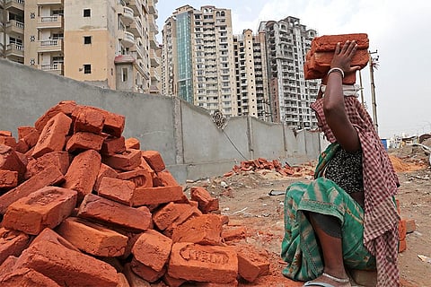 नोएडा के गौतम बुद्ध नगर में सेक्टर 45 के एक हॉउसिंग प्रोजेक्ट में काम करती महिला मजदूर; फोटो: विकास चौधरी