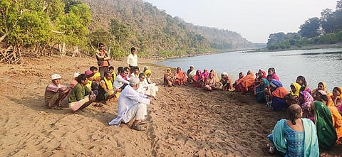 मध्य प्रदेश के मंडला जिले के ओढारी गांव (बसनिया बांध स्थल ) में आदिवासी बांध स्थल पर बैठक कर अपनी रणनीति बनाते हुए (सभी फोटो: राजकुमार सिन्हा)